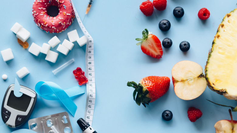 Persona eligiendo alimentos que ayudan a mantener el azúcar estable